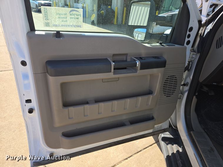 image for item DS5355 2010 Ford F550 Super Duty XLT bucket truck