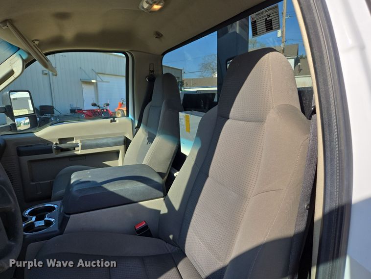 image for item DS5355 2010 Ford F550 Super Duty XLT bucket truck