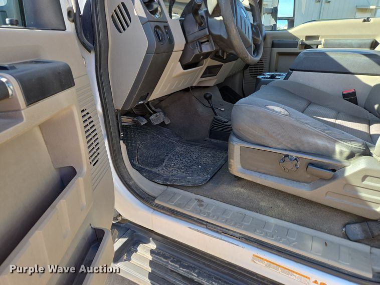 image for item DS5355 2010 Ford F550 Super Duty XLT bucket truck