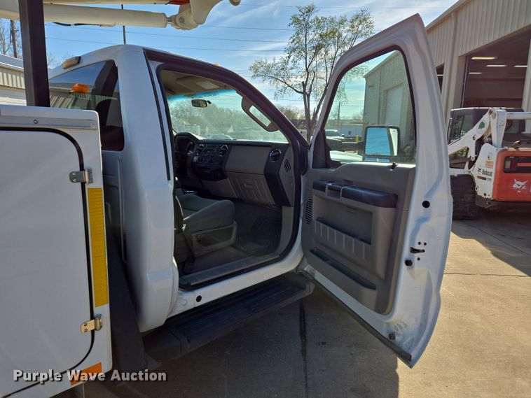 image for item DS5355 2010 Ford F550 Super Duty XLT bucket truck