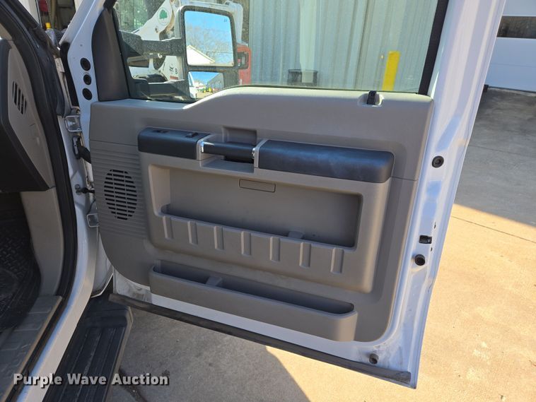 image for item DS5355 2010 Ford F550 Super Duty XLT bucket truck