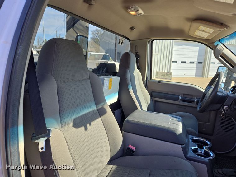 image for item DS5355 2010 Ford F550 Super Duty XLT bucket truck