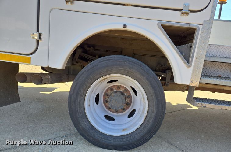 image for item DS5355 2010 Ford F550 Super Duty XLT bucket truck