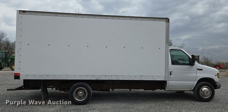 image for item DS5364 2000 Ford E350 Super Duty box truck