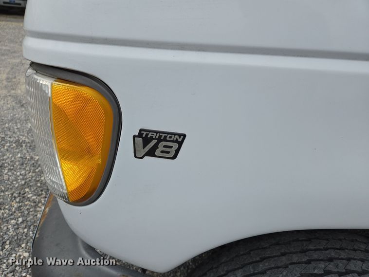 image for item DS5364 2000 Ford E350 Super Duty box truck