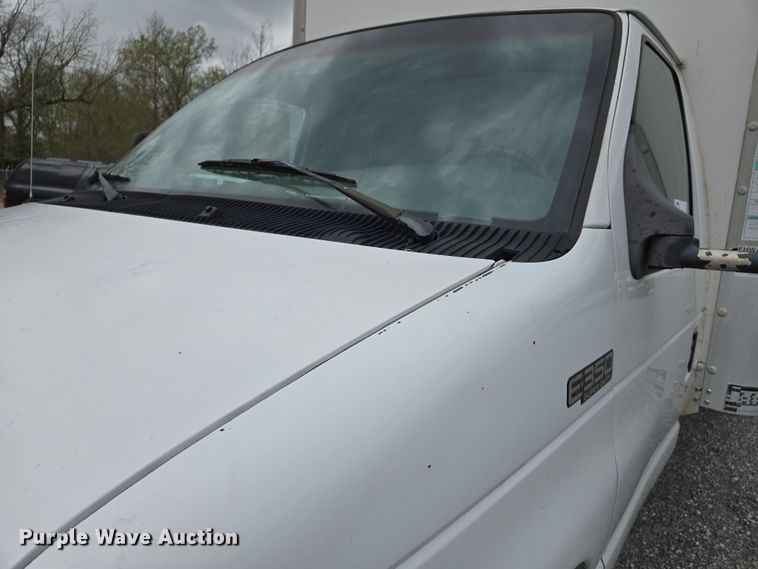 image for item DS5364 2000 Ford E350 Super Duty box truck