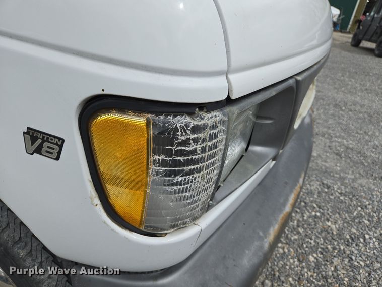 image for item DS5364 2000 Ford E350 Super Duty box truck