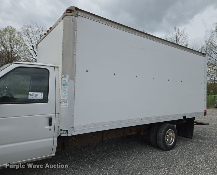 image for item DS5364 2000 Ford E350 Super Duty box truck