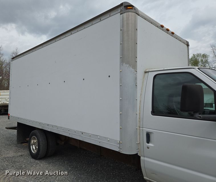 image for item DS5364 2000 Ford E350 Super Duty box truck