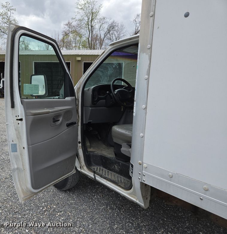 image for item DS5364 2000 Ford E350 Super Duty box truck
