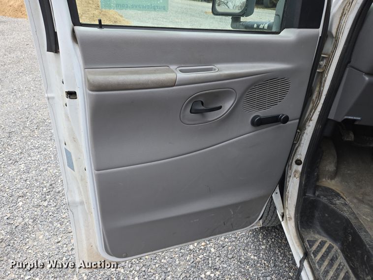 image for item DS5364 2000 Ford E350 Super Duty box truck