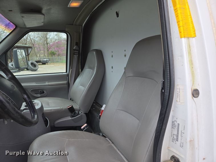 image for item DS5364 2000 Ford E350 Super Duty box truck