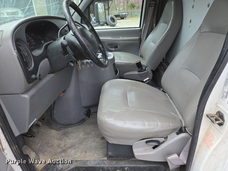 image for item DS5364 2000 Ford E350 Super Duty box truck