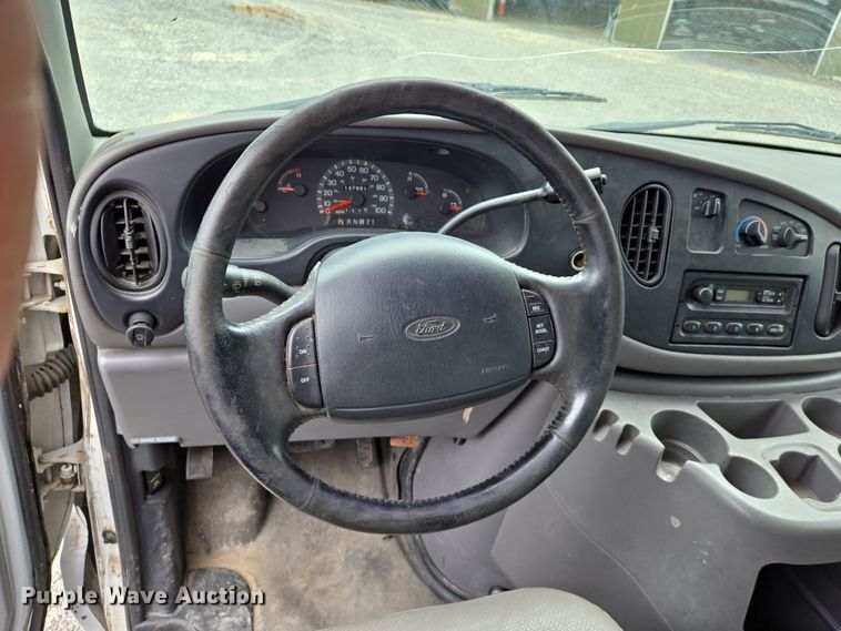 image for item DS5364 2000 Ford E350 Super Duty box truck