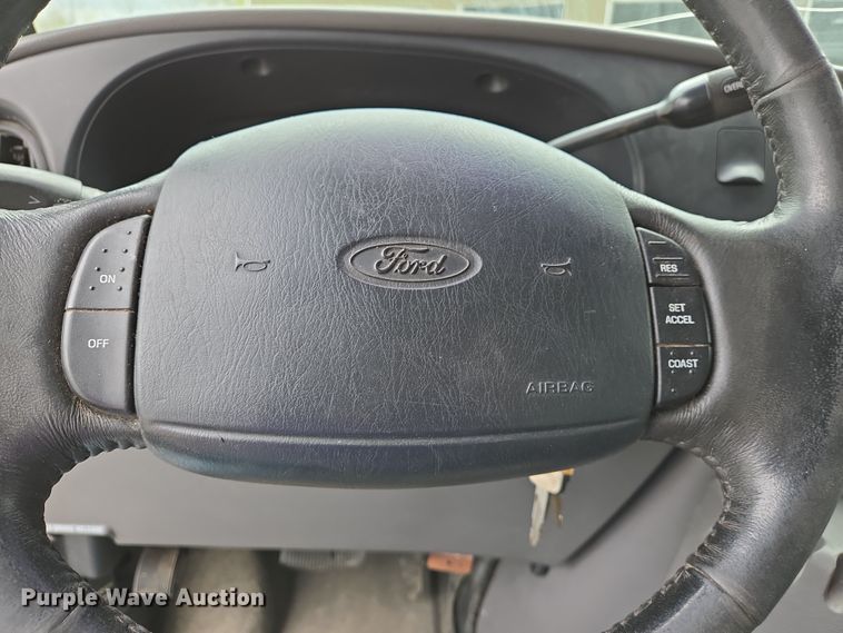 image for item DS5364 2000 Ford E350 Super Duty box truck