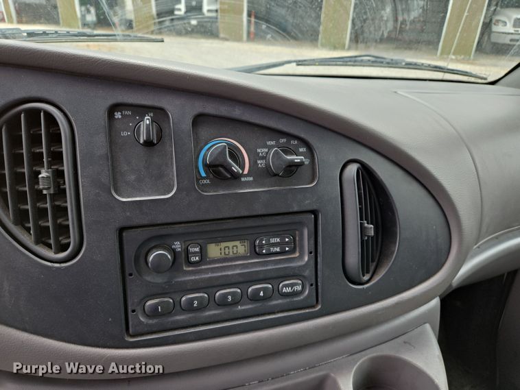 image for item DS5364 2000 Ford E350 Super Duty box truck