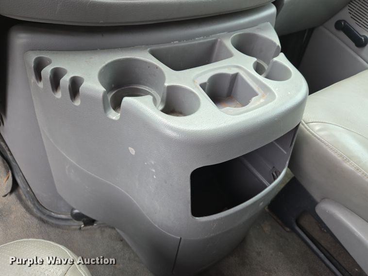 image for item DS5364 2000 Ford E350 Super Duty box truck