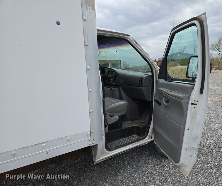 image for item DS5364 2000 Ford E350 Super Duty box truck