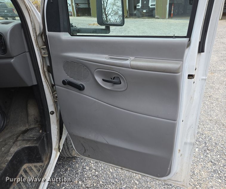 image for item DS5364 2000 Ford E350 Super Duty box truck