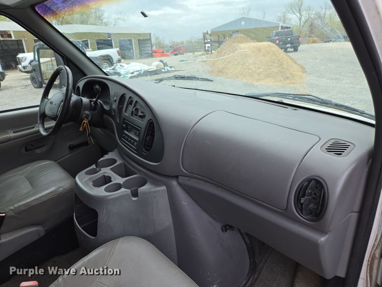 image for item DS5364 2000 Ford E350 Super Duty box truck