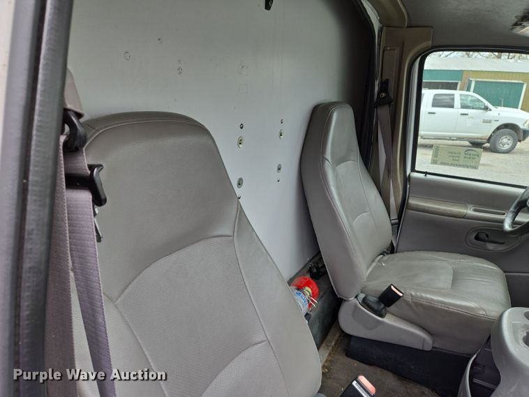image for item DS5364 2000 Ford E350 Super Duty box truck