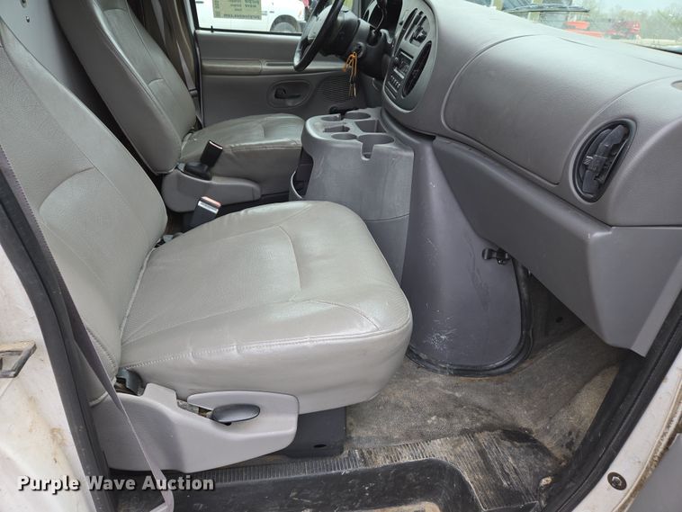 image for item DS5364 2000 Ford E350 Super Duty box truck