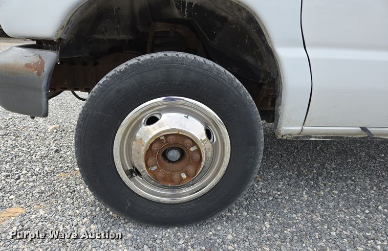 image for item DS5364 2000 Ford E350 Super Duty box truck