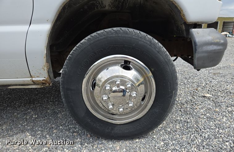 image for item DS5364 2000 Ford E350 Super Duty box truck