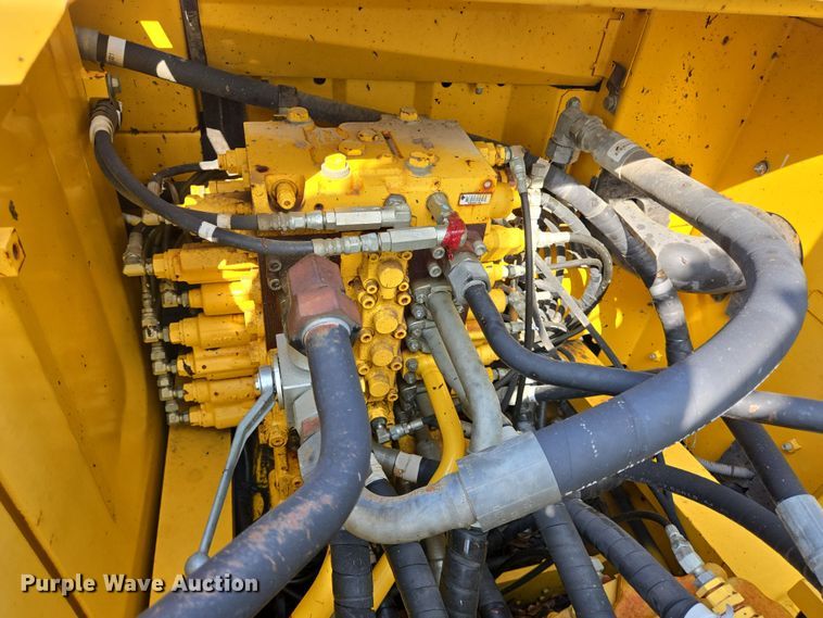 image for item DT4771 2013 Komatsu PC240LC-10 excavator