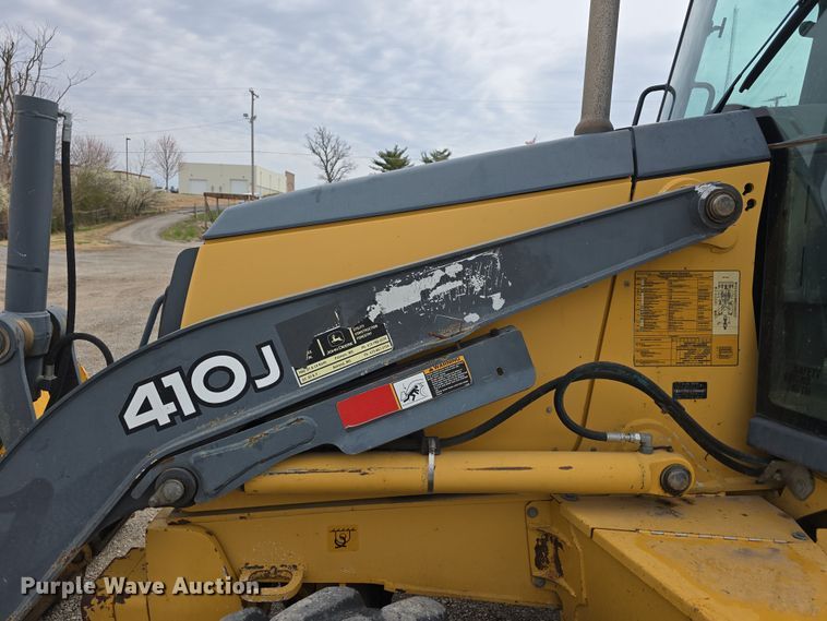 image for item DT6764 2010 John Deere 410J backhoe