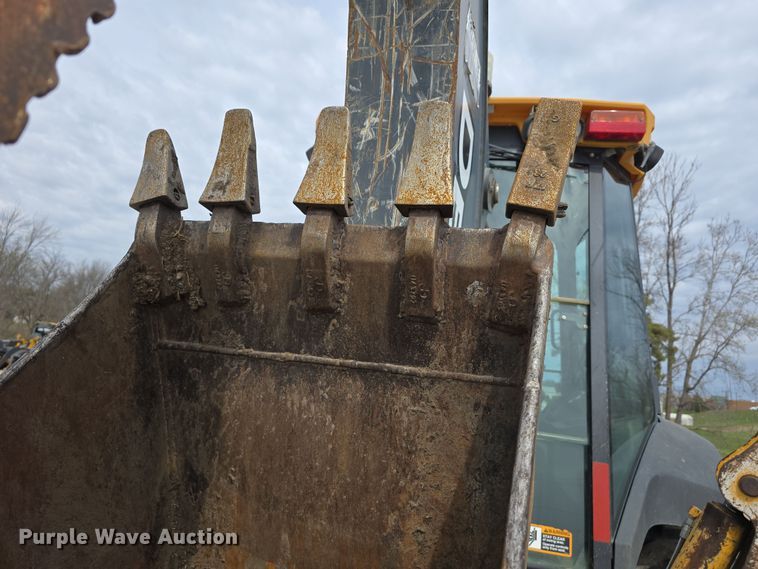 image for item DT6764 2010 John Deere 410J backhoe