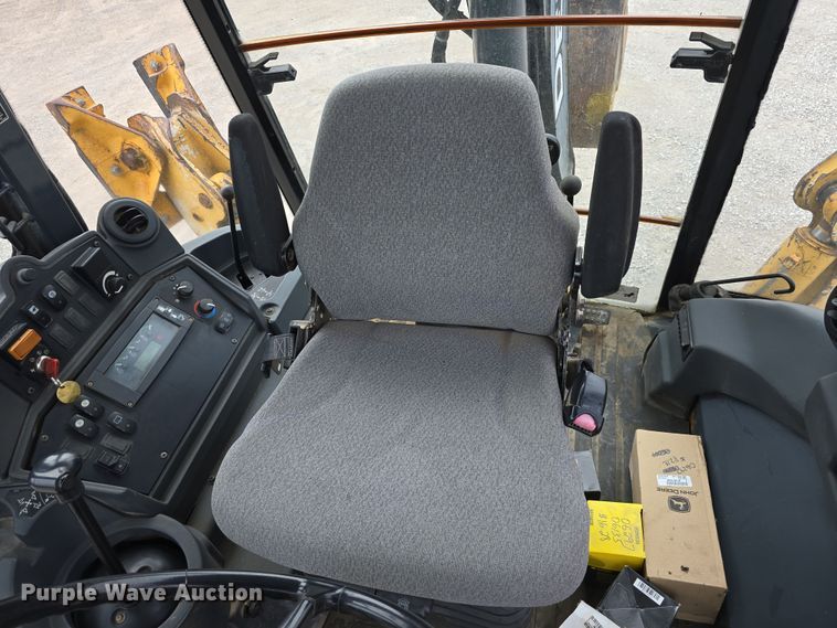 image for item DT6764 2010 John Deere 410J backhoe