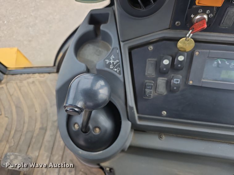 image for item DT6764 2010 John Deere 410J backhoe