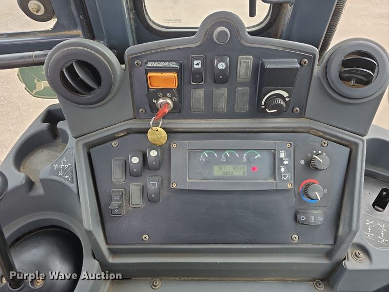 image for item DT6764 2010 John Deere 410J backhoe