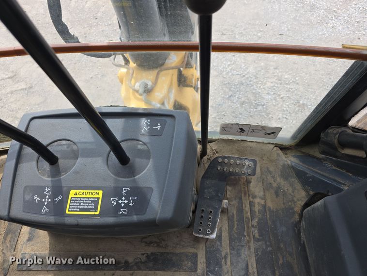 image for item DT6764 2010 John Deere 410J backhoe