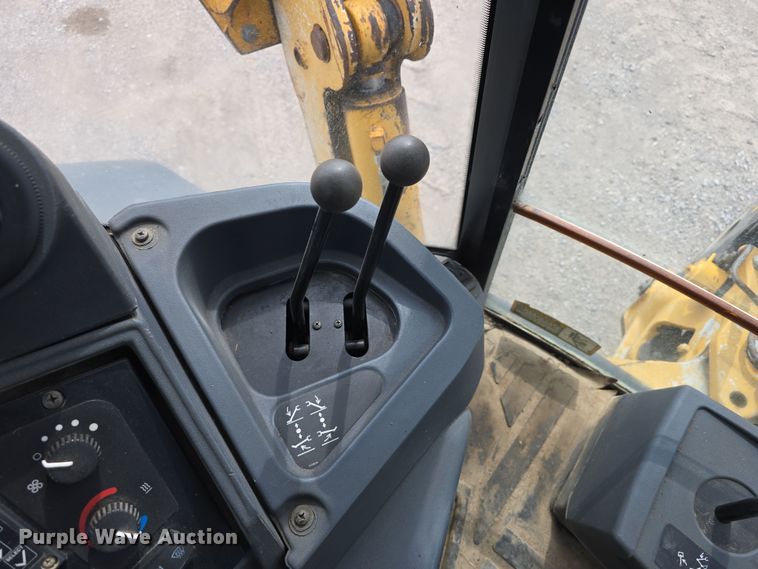 image for item DT6764 2010 John Deere 410J backhoe