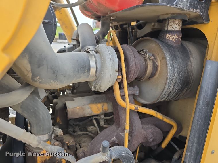 image for item DT6764 2010 John Deere 410J backhoe