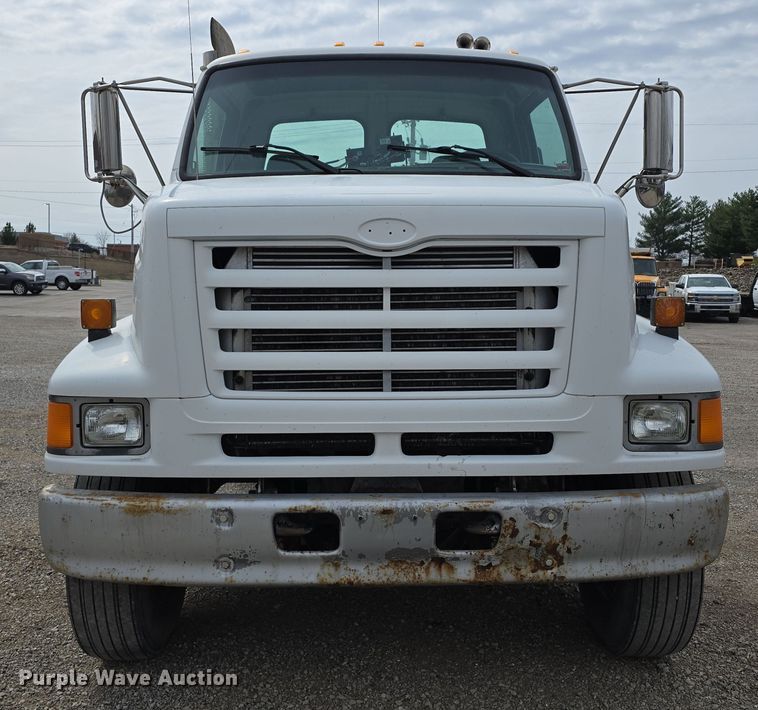 image for item DT6765 2000 Sterling L9500 semi truck