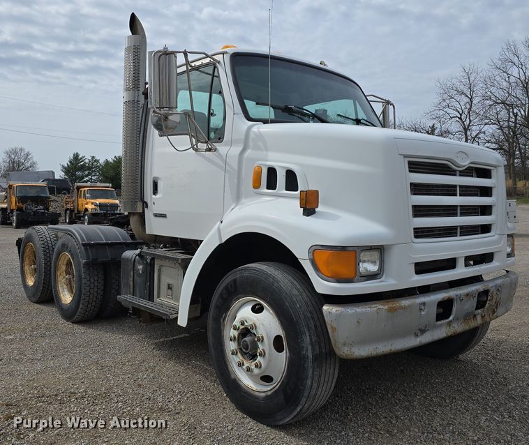 image for item DT6765 2000 Sterling L9500 semi truck