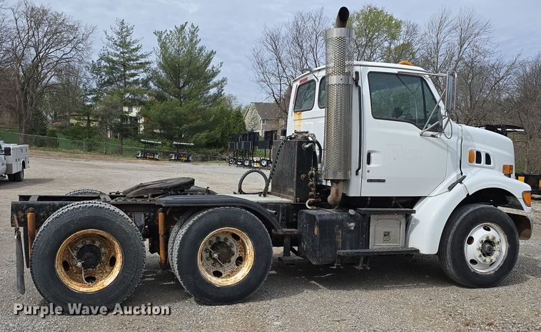 image for item DT6765 2000 Sterling L9500 semi truck
