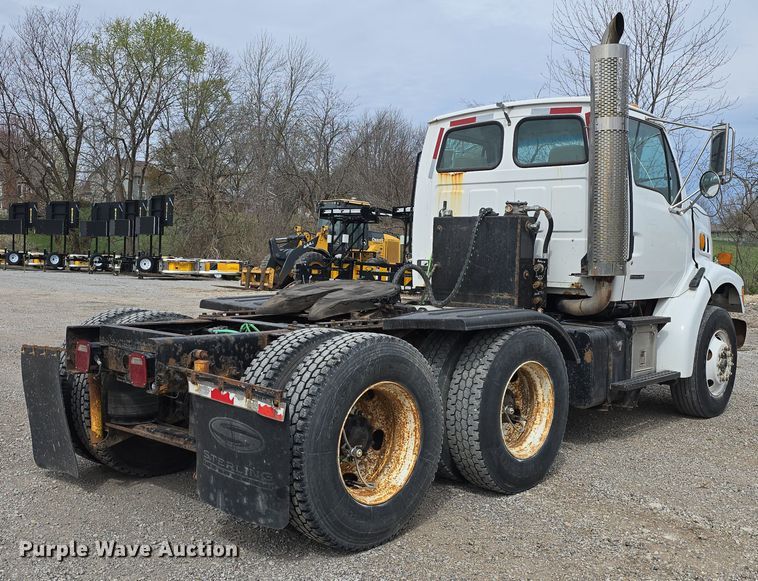image for item DT6765 2000 Sterling L9500 semi truck