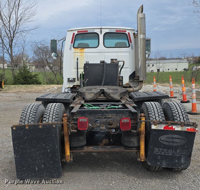 image for item DT6765 2000 Sterling L9500 semi truck