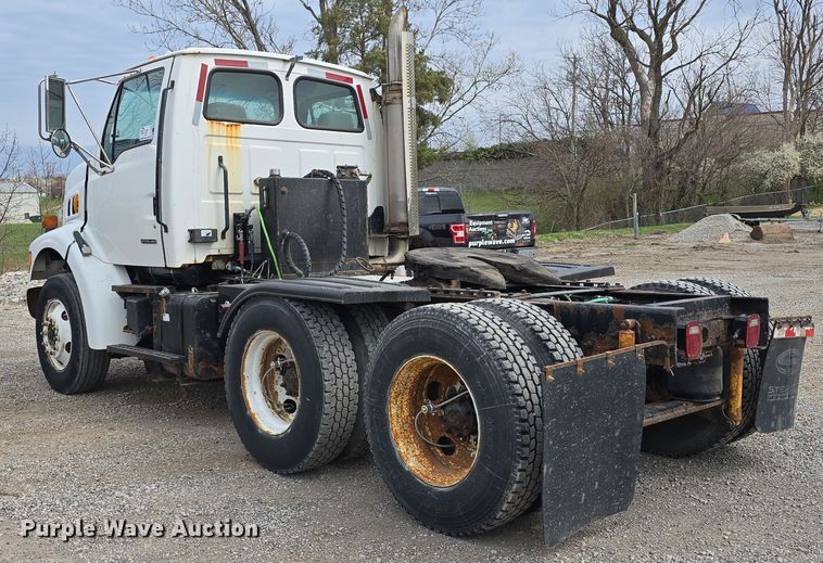 image for item DT6765 2000 Sterling L9500 semi truck