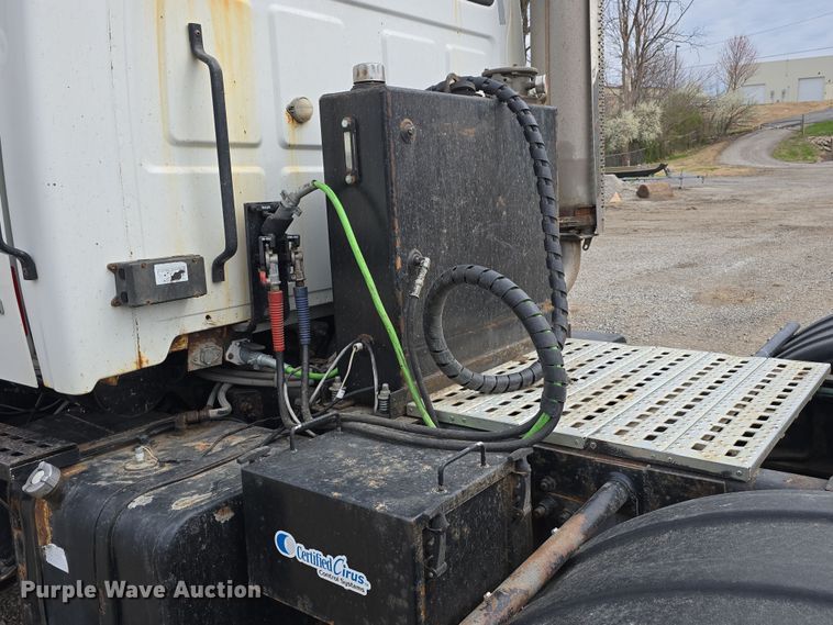 image for item DT6765 2000 Sterling L9500 semi truck