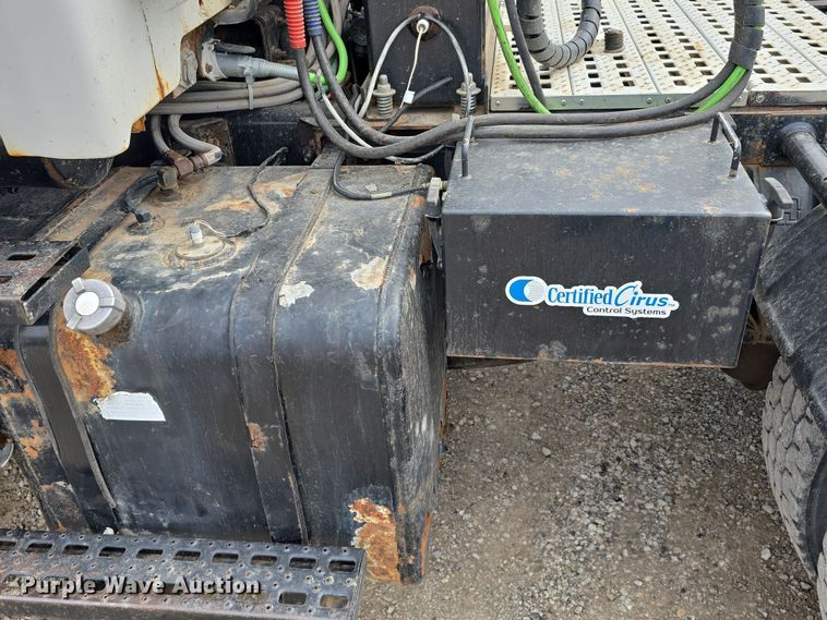 image for item DT6765 2000 Sterling L9500 semi truck