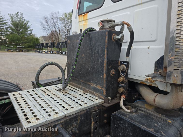 image for item DT6765 2000 Sterling L9500 semi truck