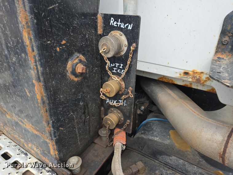 image for item DT6765 2000 Sterling L9500 semi truck