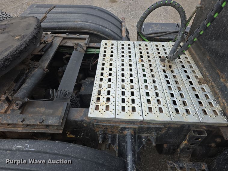 image for item DT6765 2000 Sterling L9500 semi truck