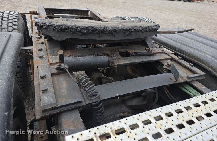 image for item DT6765 2000 Sterling L9500 semi truck