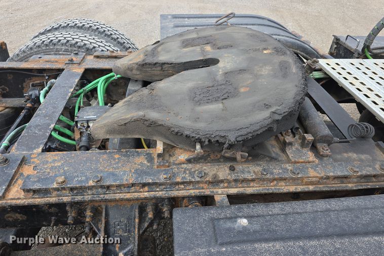 image for item DT6765 2000 Sterling L9500 semi truck